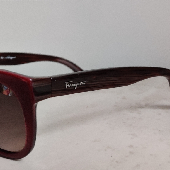 Authentic Ferragamo sunglasses SF 685S - Picture 13 of 13